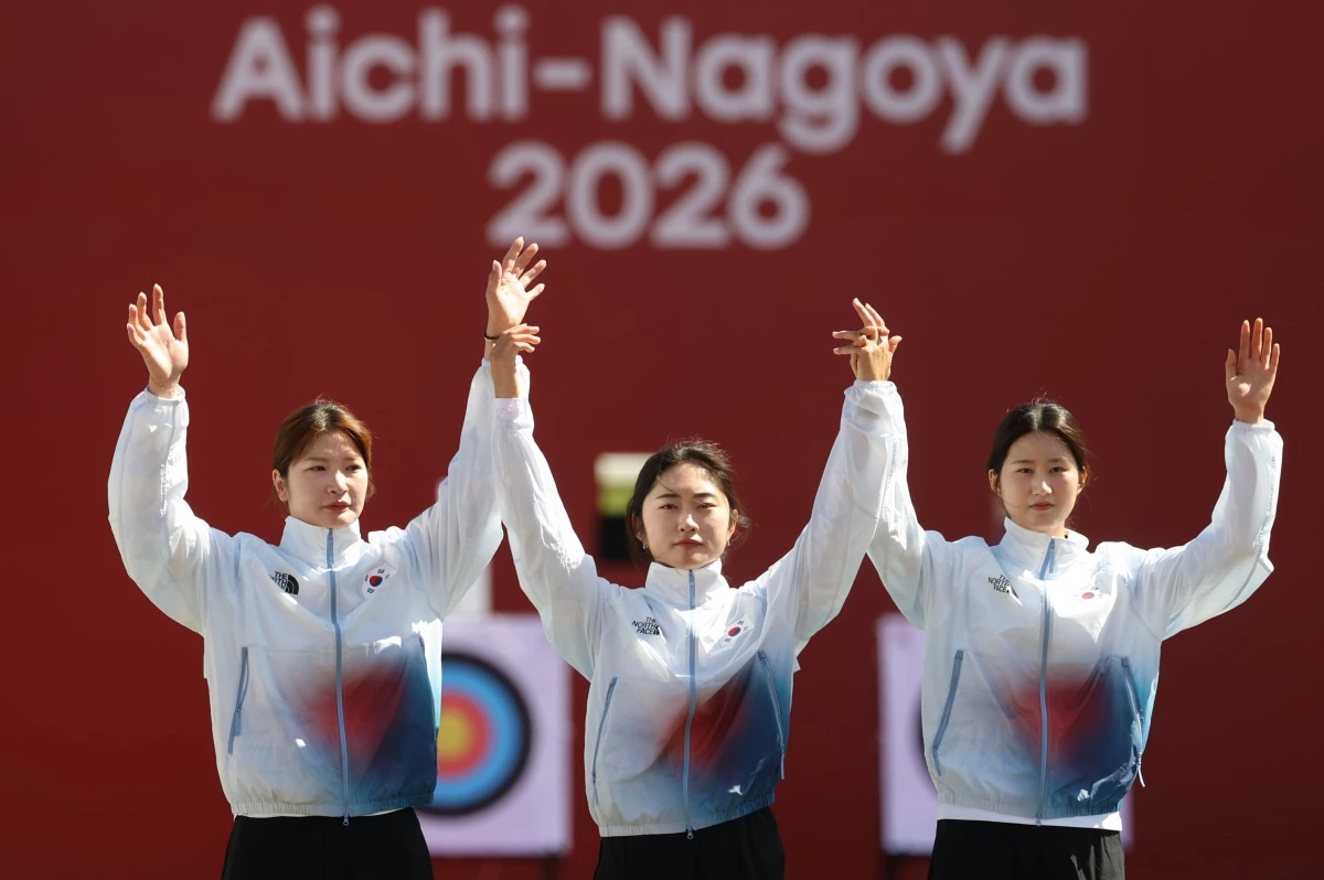 대한민국 강채영, 이윤지, 오예진이 2일 일본 오카자키 중앙종합공원 다목적광장에서 열린 2026 아이치·나고야 아시안게임 양궁 리커브 여자 단체전 시상식에서 은메달을 획득한 후 손을 들어 인사하고 있다. / 뉴스1