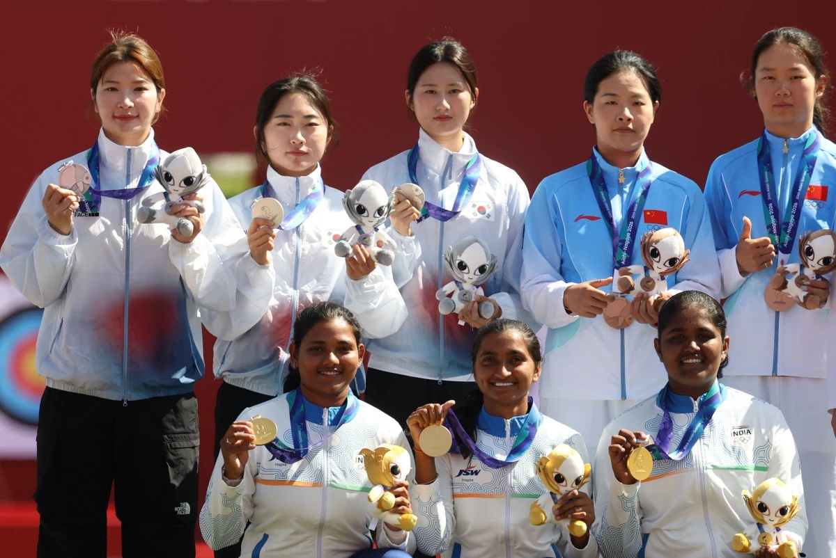 대한민국 강채영, 이윤지, 오예진이 2일 일본 오카자키 중앙종합공원 다목적광장에서 열린 2026 아이치·나고야 아시안게임 양궁 리커브 여자 단체전 시상식에서 은메달을 목에 걸고 기념촬영을 하고 있다. / 뉴스1