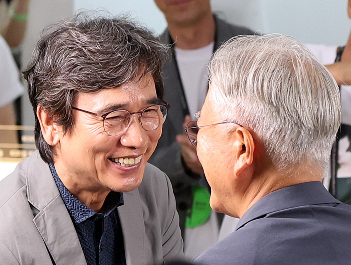 문재인 전 대통령(오른쪽)과 인사를 나누는 유시민 작가 모습. 기사 이해를 돕기 위한 자료 사진 / 뉴스1