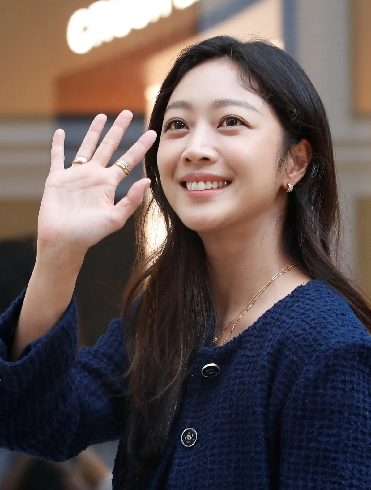 배우 조보아가 2024년 서울 성동구 엔더슨씨 성수에서 열린 명품 브랜드 팝업 포토월 행사에서 사랑스러운 인사를 하고 있다. / 뉴스1