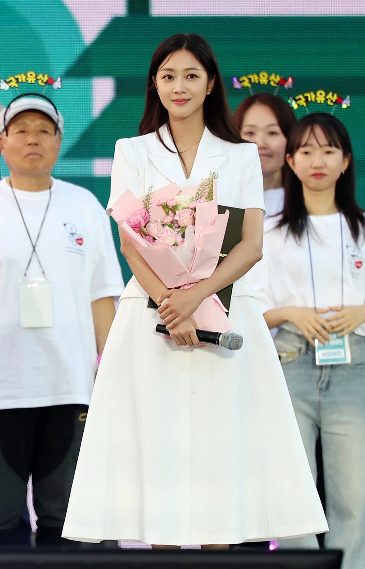 배우 조보아가 2024년 서울 종로구 경복궁 흥례문 광장에서 열린 ‘2024 국가유산 방문 캠페인’ 홍보대사 위촉식에 참석해 기념 촬영을 하고 있다. / 뉴스1