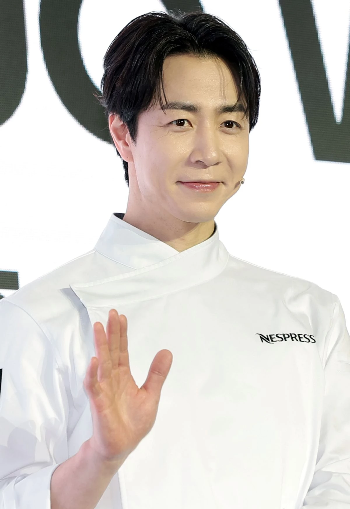 손종원 셰프가 지난 4월 23일 서울 성수동 앤더슨씨에서 열린 커피 브랜드 ‘네스프레소’의 ‘버츄오 월드 미디어 데이’ 행사에서 포즈를 취하고 있다. / 뉴스1