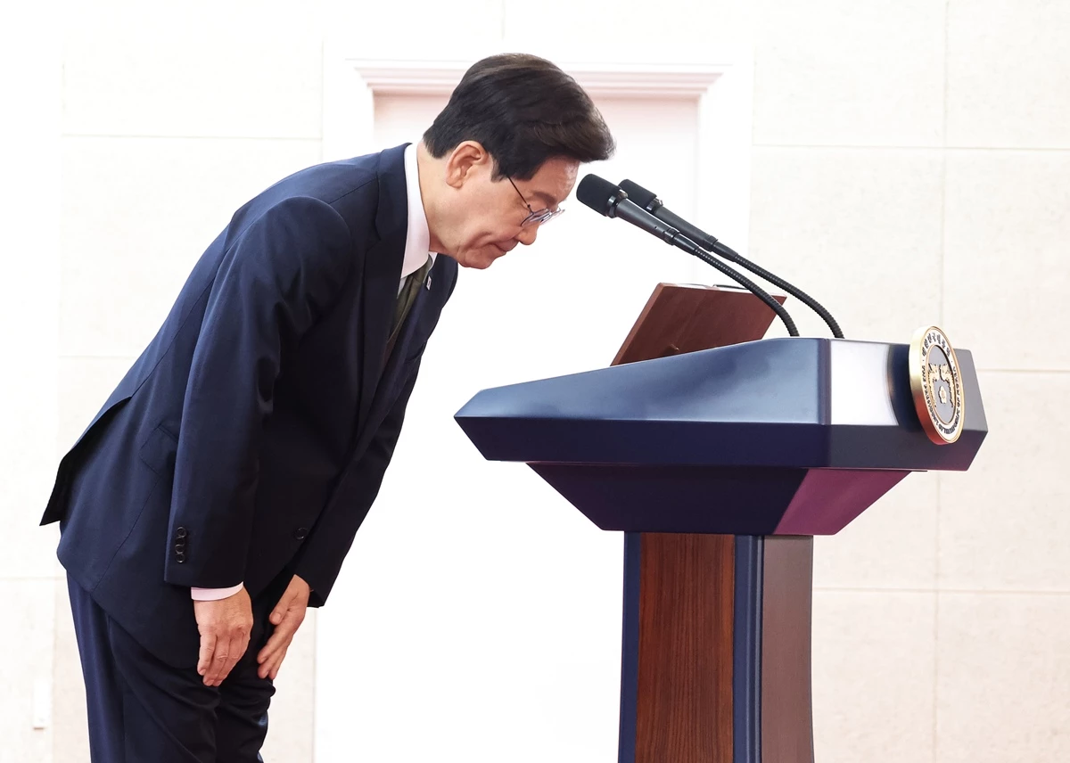 이재명 대통령이 충남 계룡대에서 열린 제78회 국군의 날 기념오찬에서 발언을 마친 후 인사하고 있다.  기사 이해를 돕기 위한 자료 사진 / 뉴스1