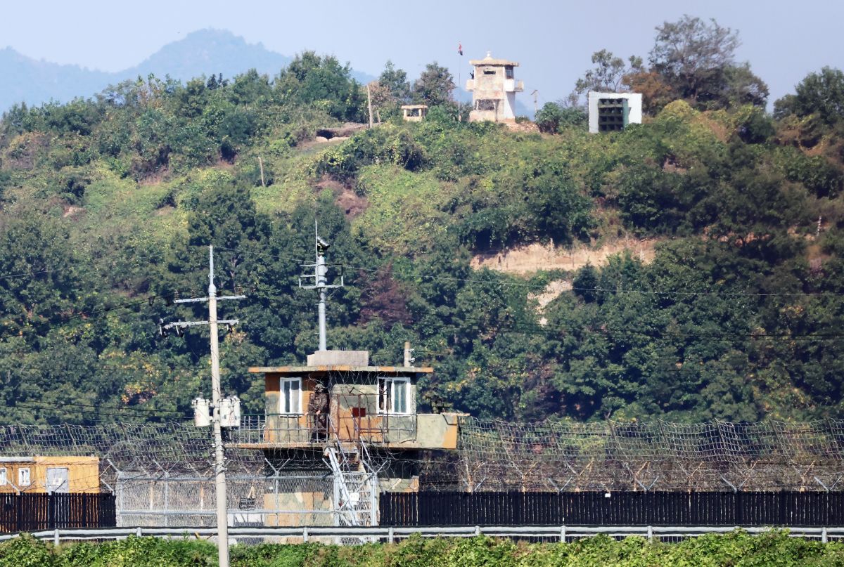 경기도 파주 접경지역에서 서로 마주 바라보고 있는 남북초소 모습 / 뉴스1