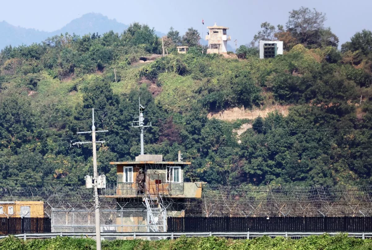 경기도 파주 접경지역에서 서로 마주 바라보고 있는 남북초소 모습 / 뉴스1