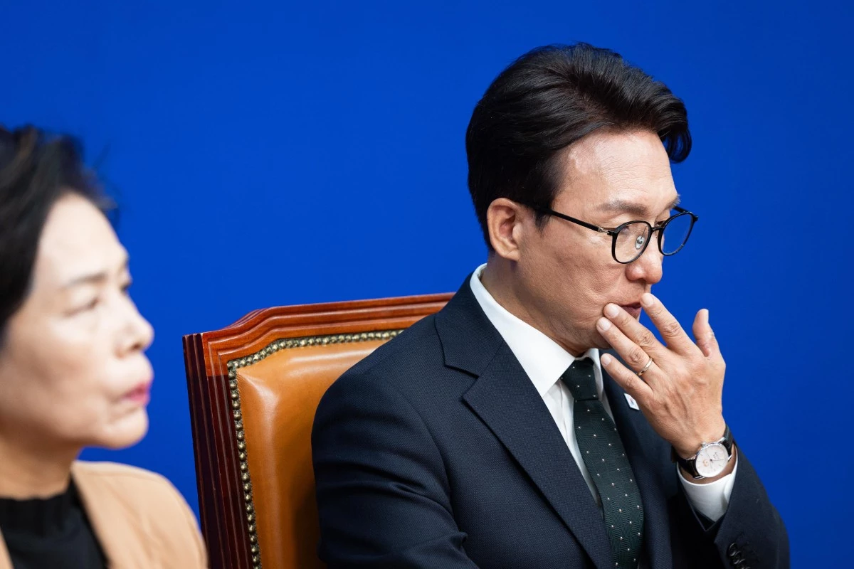 민석 더불어민주당 대표가 2일 서울 여의도 국회에서 열린 최고위원회의에서 입가를 닦고 있다.  / 뉴스1
