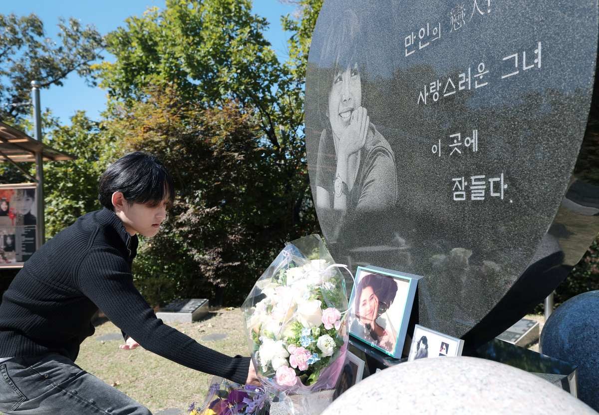 고(故) 최진실의 아들 가수 최환희(활동명 벤 블리스)가 고인의 18주기인 2일 오전 경기도 양평군 갑산공원묘역에서 생전 어머니가 좋아했던 커피를 올리고 있다. 2026.10.2 / 뉴스1