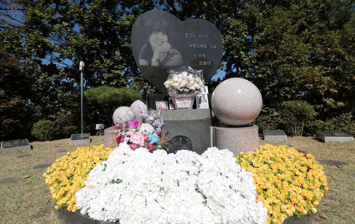 고(故) 최진실 묘역에는 고인을 그리는 이들의 마음을 담은 꽃들이 놓여 있다. 2026.10.2 / 뉴스1