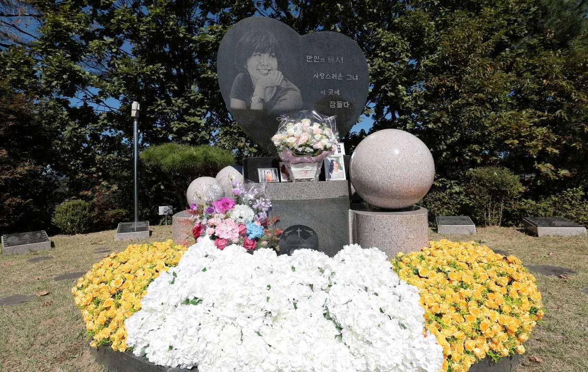 고(故) 최진실 묘역에는 고인을 그리는 이들의 마음을 담은 꽃들이 놓여 있다. 2026.10.2 / 뉴스1