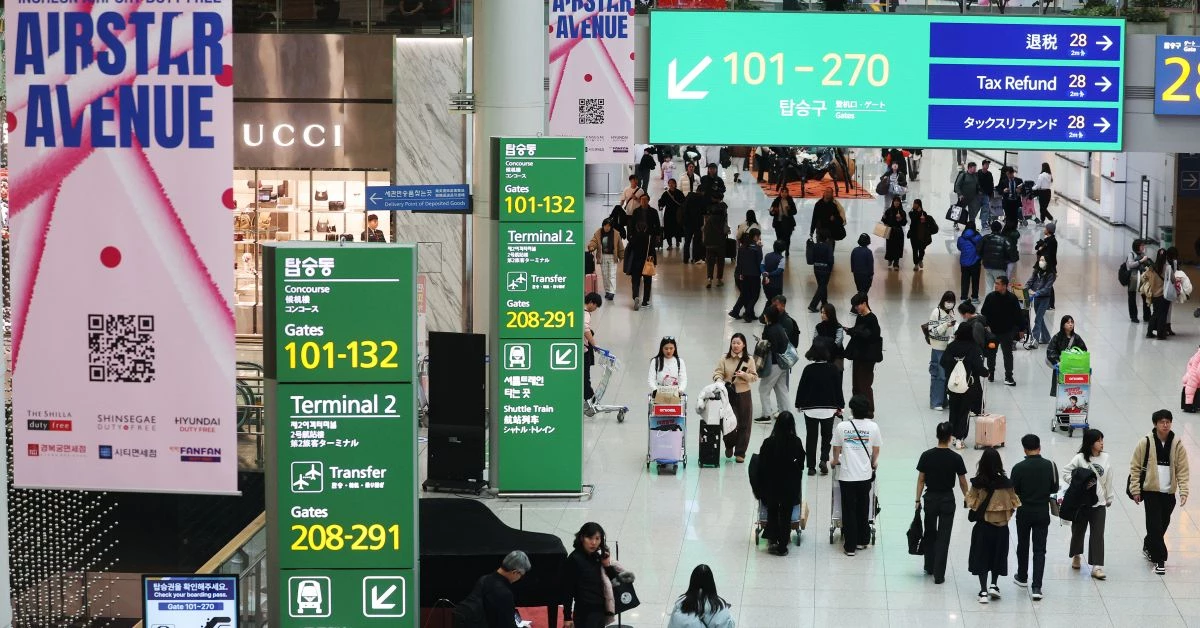 인천국제공항 제1터미널 면세구역에서 여행객들이 이동하고 있다. / 뉴스1