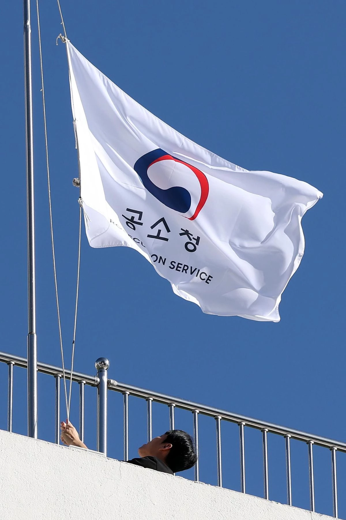 공소청·중대범죄수사청이 출범한 2일 서울 서초구 공소청에서 직원들이 출근하고 있다. / 뉴스1