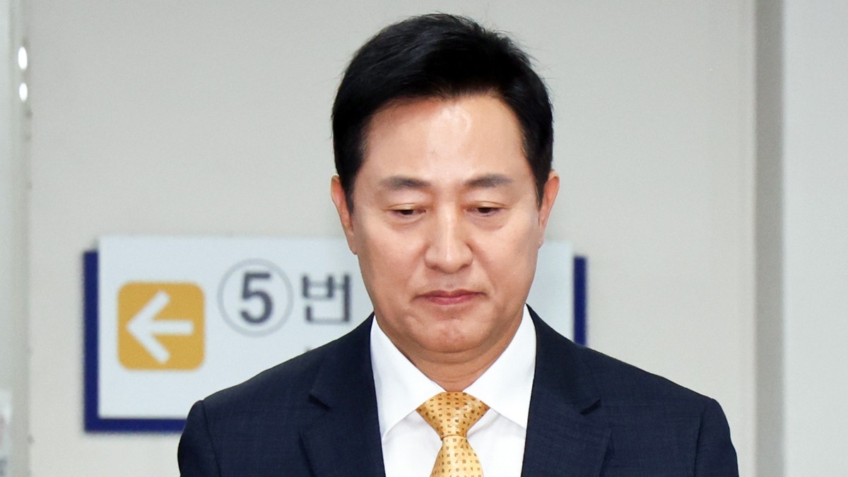 명태균 여론조사비 대납 의혹을 받는 오세훈 서울시장이 2일 오후 서울 서초구 고등법원에서 열린 정치자금법 위반 혐의 항소심 결심 공판에 출석하고 있다.