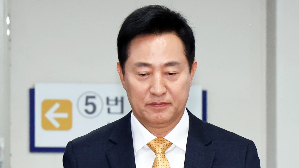 명태균 여론조사비 대납 의혹을 받는 오세훈 서울시장이 2일 오후 서울 서초구 고등법원에서 열린 정치자금법 위반 혐의 항소심 결심 공판에 출석하고 있다.