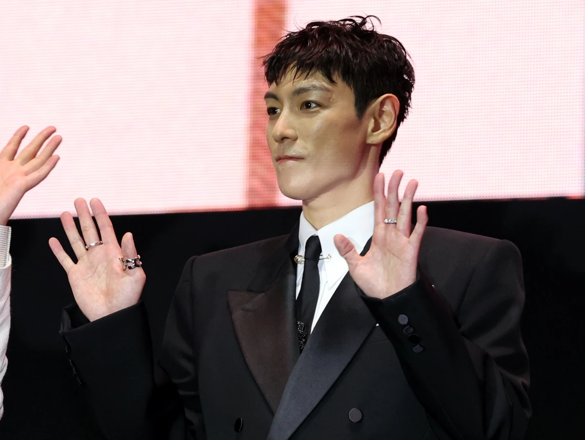 그룹 빅뱅 출신 배우 최승현(탑)이 지난해 서울광장에서 열린 오징어 게임 시즌3 글로벌 피날레 무대인사에서 손인사를 하고 있다.  / 뉴스1