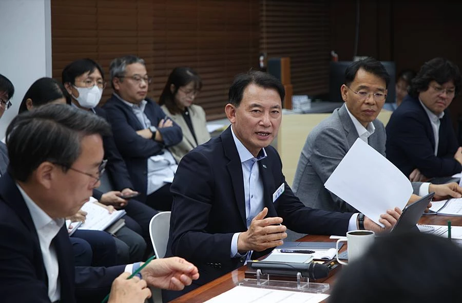 최현덕 남양주시장이 2일 시청 목민방에서 열린 ‘민선9기 공약 실천계획 수립 전략회의’ 에서 공약별 추진계획을 점검하고 있다