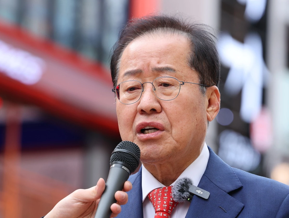 홍준표 전 대구시장. 기사 이해를 돕기 위한 자료 사진. 홍준표 전 대구시장이 이재명 대통령과 한동훈 무소속 의원을 싸잡아 비판했다. 홍준표 전 시장은 2일 페이스북에 올린 글에서 이재명 대통령을 거론하며 '이 대통령을 보수 우파에서 인정치 않고 있는 건 범죄자 출신이라는 것 때문'이라며 노골적인 발언을 했다. 홍 전 시장은 한동훈 의원에 대해서는 '장동혁 대표가 한동훈을 인정치 않고 있는 건 같은 당 대통령을 비열하게 몰래 음해하고 모략하는 범죄행위를 했기 때문'이라며 '똑같은 이유로 그 두 사람(이 대통령, 한 의원)은 보수 진영의 공적이 된 것'이라고 주장했다. / 뉴스1