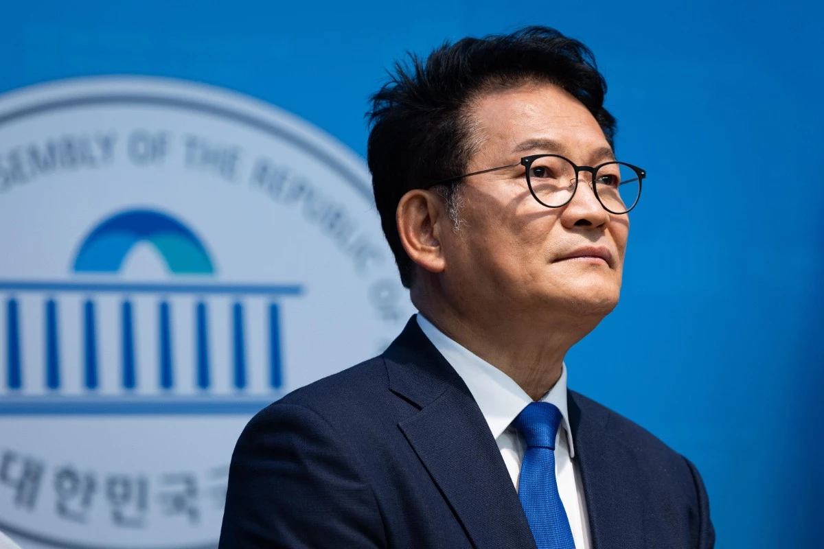 대통령 평화외교특별보좌관에 임명된 송영길 더불어민주당 의원이 2일 서울 여의도 국회 소통관에서 10.4 남북평화공동선언 20주년 맞이 민간교류위원회 발족 기자회견에 참석하고 있다. / 뉴스1