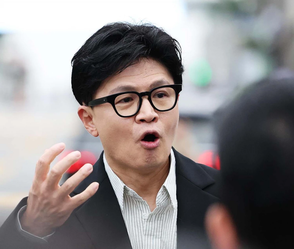 한동훈 무소속 의원이 9월 24일 오후 서울 용산구 국방부 앞에서 기자회견을 열고 'DMZ 지뢰 폭발' 현장 조사를 촉구하는 1인 시위를 하고 있다. / 뉴스1