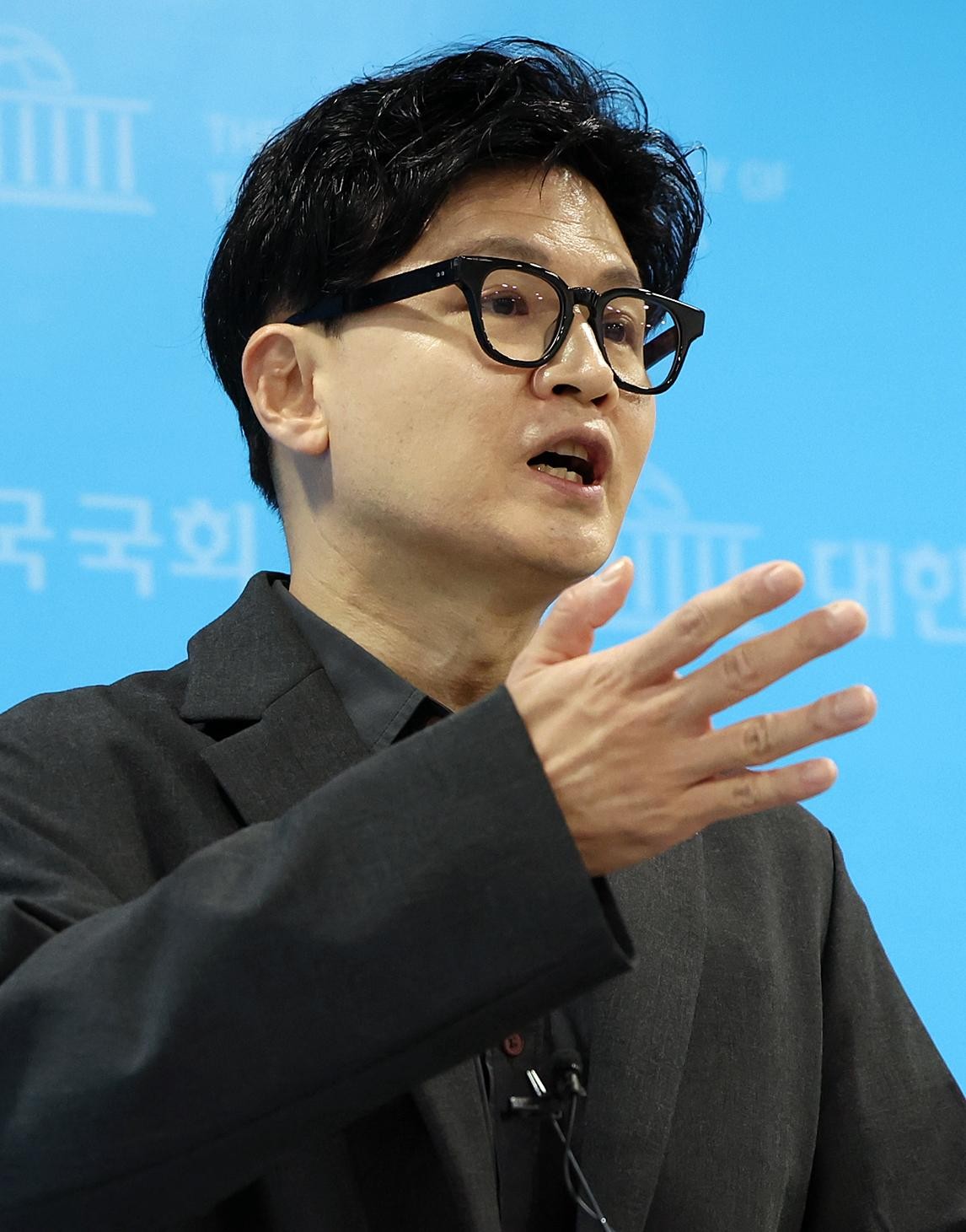 한동훈 무소속 의원이 9월 19일 서울 영등포구 여의도 국회 소통관에서 기자회견을 마친 뒤 취재진 질문에 답변하고 있다. / 뉴스1