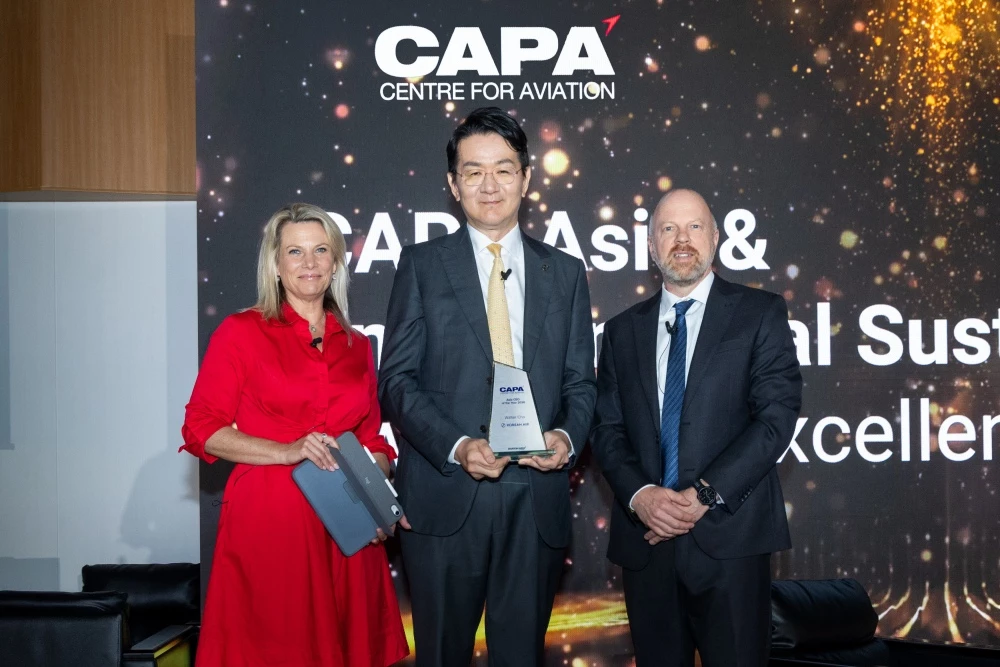 2026 CAPA 아시아 항공 리더 서밋'에서 '올해의 아시아 항공사 경영자상(2026 Asia Airline Executive of the Year)'을 수상한 조원태 한진그룹 회장(가운데)이 오리엘 모리슨(Oriel Morrison) APAC 네트워크 공동 창업자 겸 최고전략책임자(왼쪽), 에이드리언 스코필드(Adrian Schofield) Aviation Week Network 선임 편집장(오른쪽)과 함께 기념사진을 촬영하는 모습. / 대한항공 제공
