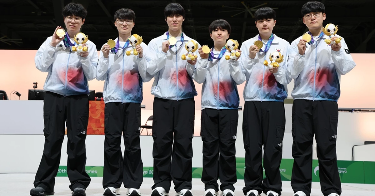 롤 국가대표팀 '제우스' 최우제(왼쪽부터), '페이커' 이상혁, '제카' 김건우, '케리아' 류민석, '캐년' 김건부, '구마유시' 이민형이 2일 일본 아이치 스카이 엑스포에서 열린 2026 아이치·나고야 아시안게임 e스포츠 리그 오브 레전드(LoL) 시상식에서 금메달을 목에 걸고 기념촬영을 하고 있다. / 뉴스1