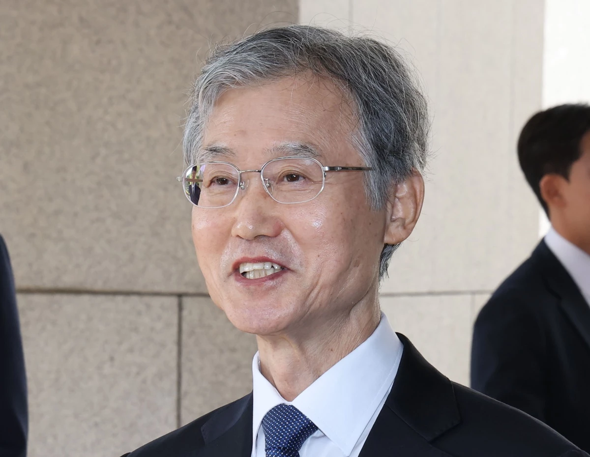 조희대 대법원장이 서울 서초구 대법원으로 출근하며 취재진의 질문에 답하고 있다. 기사 이해를 돕기 위한 자료 사진. 조희대 대법원장은 '어떠한 변화 속에서도 사법의 독립성과 공정성, 청렴성이라는 근본 가치는 결코 흔들려서는 안 된다'라고 강조했다. 조 대법원장은 2일 오후 2시 대법원에서 열린 신임 법관 임명식에서 '재판의 독립은 법관 개인을 위한 특권이 아니라 국민이 공정한 재판을 받을 권리를 보장하기 위한 헌법적 요청'이라며 이렇게 말했다. / 뉴스1