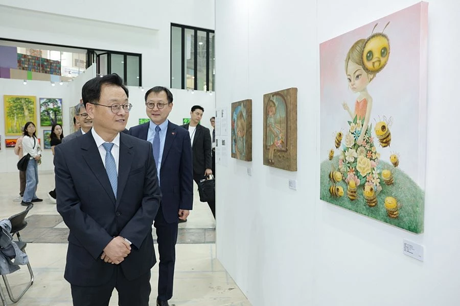 민경선 고양시장이 행사장 곳곳을 둘러보며 관계자 및 상인들과 소통하고 있다