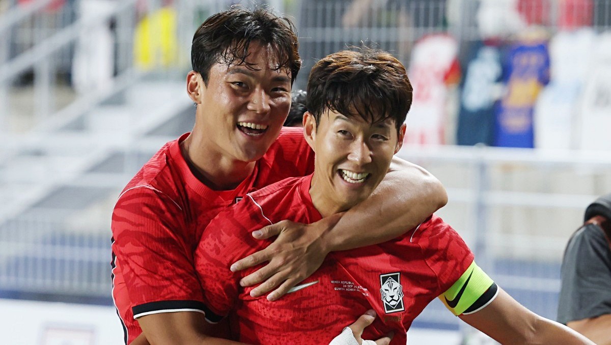 대한민국 축구 국가대표팀 손흥민과 오현규 / 뉴스1