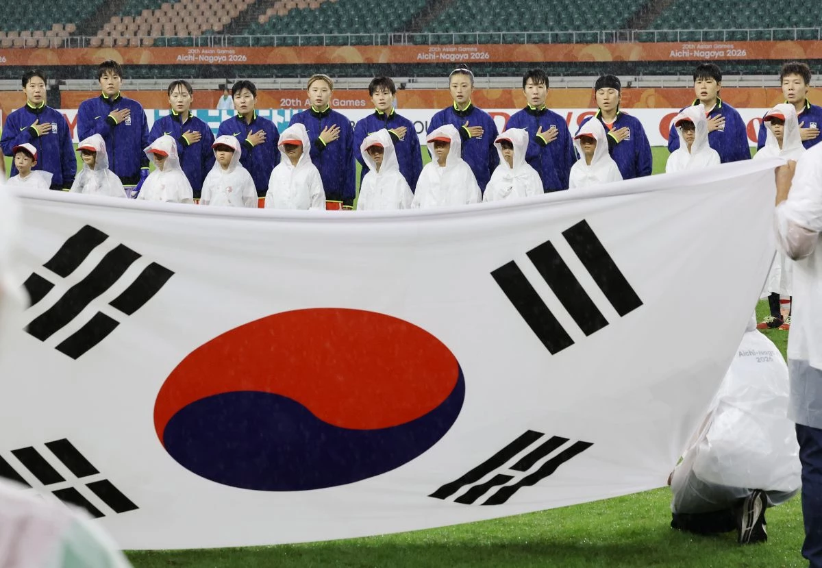 지난달 29일 일본 시즈오카현 후쿠로이의 시즈오카 스타디움 에코파에서 열린 2026 아이치·나고야 아시안게임 여자 축구 준결승 대한민국과 일본의 경기. 경기 시작 전 한국 선발 출전 선수들이 국기에 경례하고 있다. / 연합뉴스