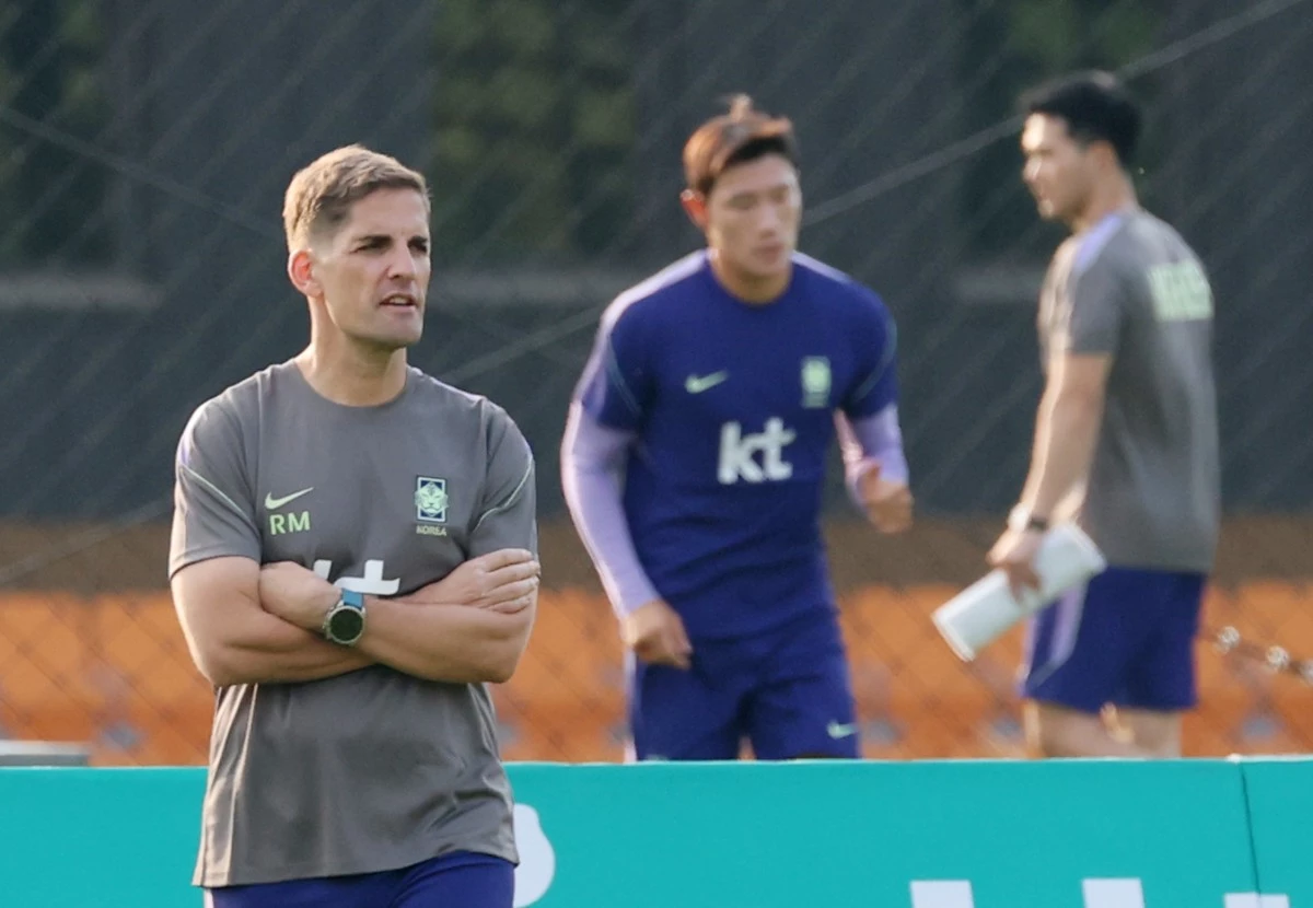 선수들 훈련 지켜보는 로베르트 모레노 한국 축구대표팀 감독 / 뉴스1