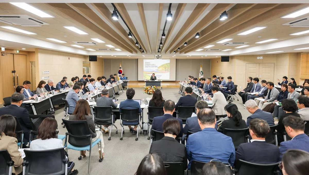 성주군은 2일 성주군 문화강좌실에서 정희용 국회의원과 정책간담회를 개최했다/성주군