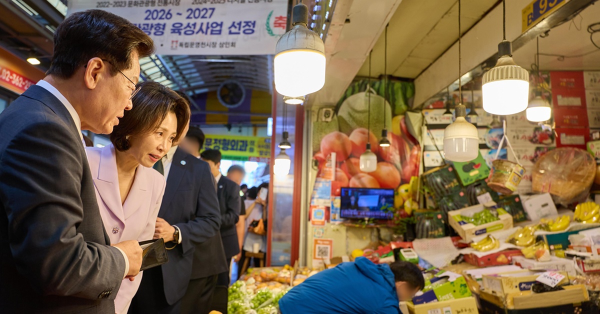 이재명 대통령 부부가 2일 영천시장에 방문해 보인 행보