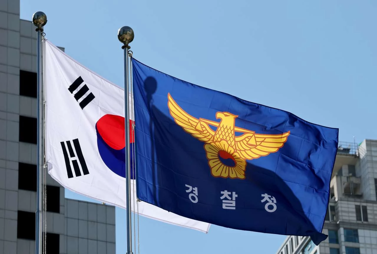 78년 역사의 검찰청이 문을 닫고 중대범죄수사청(중수청)과 공소청 출범으로 경찰의 수사 권한이 커진 2일 서울 서대문구 미근동 경찰청에 태극기과 경찰 깃발이 펄럭이고 있다. / 뉴스1