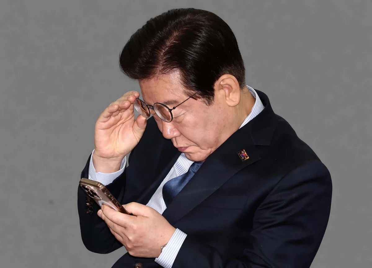 이재명 대통령이 더불어민주당 대표이던 시절인 지난해 2월 7일 오전 서울 여의도 국회의원회관에서 열린 '다함께 만드는 세상, 모두의 질문Q 출범식'에 참석해 휴대폰을 보고 있다. / 뉴스1