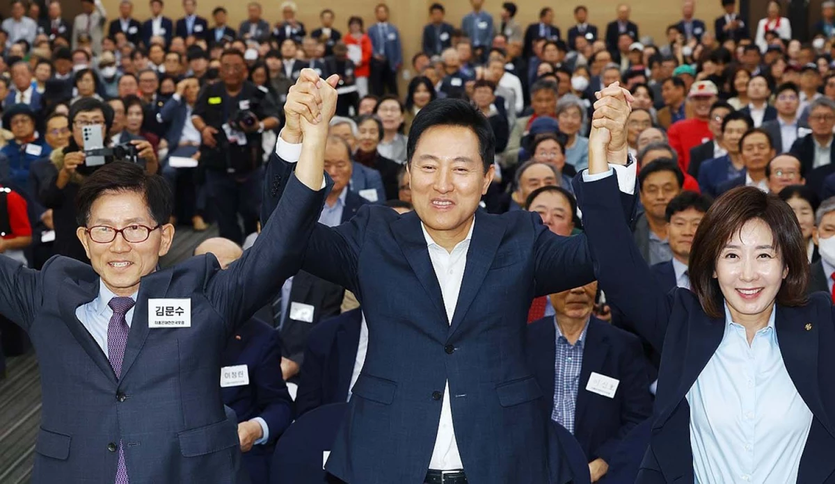 김문수 전 고용노동부 장관(왼쪽부터)과 오세훈 서울시장, 국민의힘 나경원 의원이 2일 오후 서울 용산구 국방컨벤션에서 열린 '더좋은대한민국포럼' 출범식 및 제1차 정기포럼에서 기념촬영을 하고 있다. / 연합뉴스