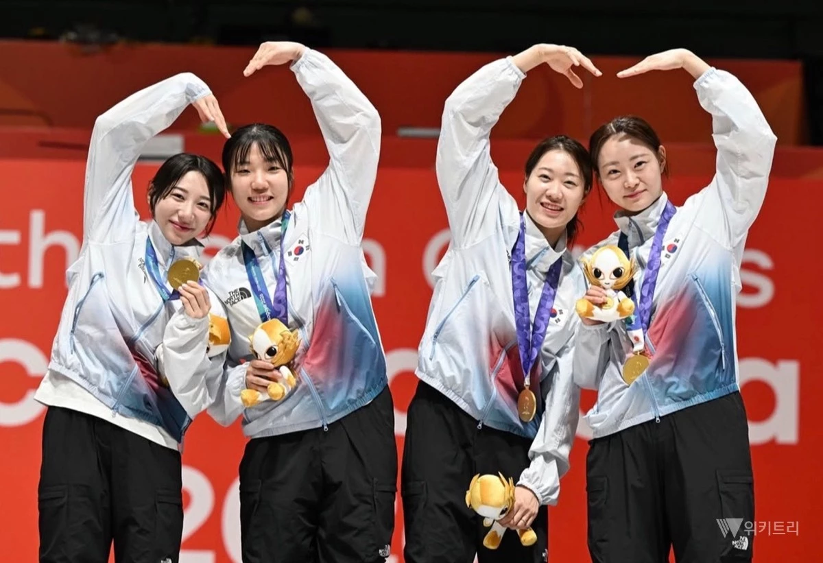 김정미·서지연(안산시청)·전하영(서울특별시청)·최세빈(대전광역시청)으로 구성된 한국 여자 사브르 대표팀은 지난 9월 27일 일본 도코나메 아이치 스카이 엑스포에서 열린 결승에서 개최국 일본을 45대 31로 꺾었다. 한국은 이 승리로 8년 만에 아시안게임 여자 사브르 단체전 정상에 올랐다. / 호남대