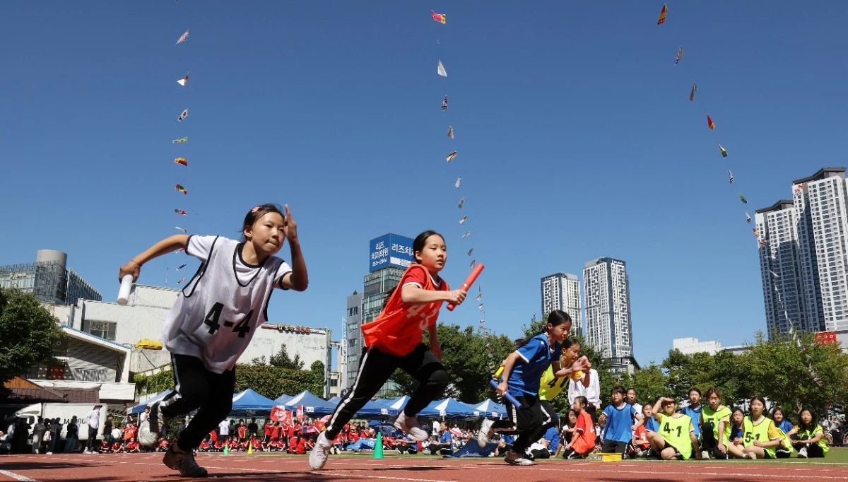 2일 대구 중구 경북대학교 사범대학 부설 초등학교에서 열린 가을운동회에 참가한 4~6학년 학생들이 이어달리기에 출전해 힘차게 달리고 있다. / 뉴스1