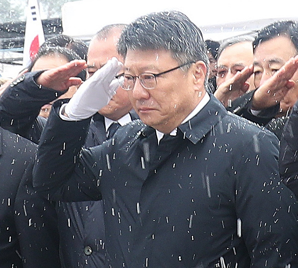 고(故) 박정희 전 대통령의 아들 박지만 EG 회장. 기사 이해를 돕기 위한 자료 사진. 박지만 회장은 3일 보도된 조선일보 인터뷰에서 영화 '암살자(들)' 논란과 관련해 '온 국민이 TV 생중계로 광복절 기념식을 지켜봤고 재일교포 문세광의 단독 범행으로 명백히 밝혀진 사건이 왜 지금 의혹의 대상이 돼 영화로까지 만들어졌는지 이해할 수 없다'라며 '아버지(박정희)가 어머니 암살의 배후라니, 우리 아버지가 그렇게 미운가?'라며 씁쓸해했다. / 뉴스1