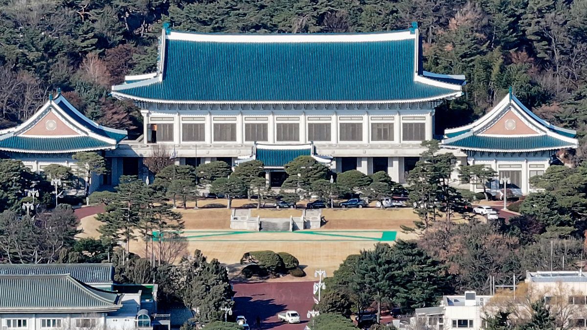 국가안보실은 3일 북한의 탄도미사일 발사에 대응해 국방부, 합참과 함께 긴급 안보상황 점검회의를 열었다. 안보실은 회의에서 '대응 상황을 확인하는 한편 이번 발사가 우리 안보에 미치는 영향을 분석·평가하고 필요한 사항을 조치할 것을 지시했다'고 밝혔다.