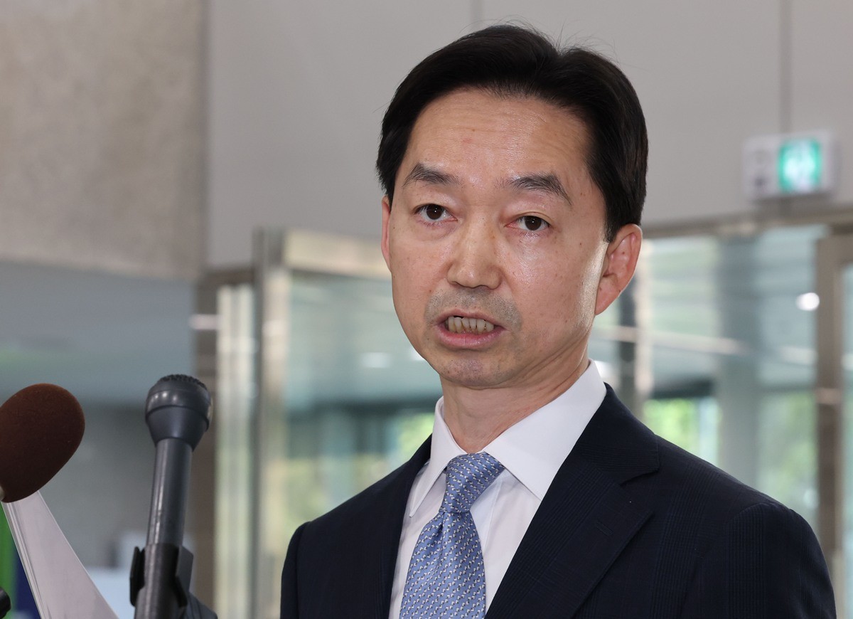 김지용 중대범죄수사청장 후보자가 중수청이 개청한 2일 오후 서울 종로구 창성동 정부서울청사 별관에서 입장 발표를 하고 있다. 기사 이해를 돕기 위한 자료 사진. 이재명 대통령은 지명한 김지용 중대범죄수사청장 후보자와 관련해 '윤석열 전 대통령 장모 모해위증교사 무혐의에 대해 재수사 명령을 했다가 윤 전 대통령에게 좌천당한 것을 보면 최소한 친윤이라고 단정하기는 어렵지 않겠나'라고 말했다. 모해위증은 누군가를 해칠 목적으로 법정에서 허위 증언하는 범죄를 말한다. / 뉴스1