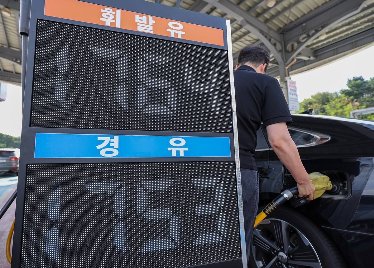 한 주유소에 시민들이 주유하고 있다. 기사 이해를 돕기 위한 자료 사진. 전국 주유소 기름값이 전주 대비 소폭 내리며 20주 연속 하락세를 나타냈다. 3일 한국석유공사 유가정보시스템 '오피넷'에 따르면 9월 다섯째 주(9월 27일∼10월 1일) 전국 주유소 휘발유 평균 판매 가격은 지난주보다 1리터당 0.4원 내린 1857.6원을 기록했다. 경유 평균 판매 가격은 전주와 비교해 0.1원 내린 1843.3원을 기록했다. / 뉴스1