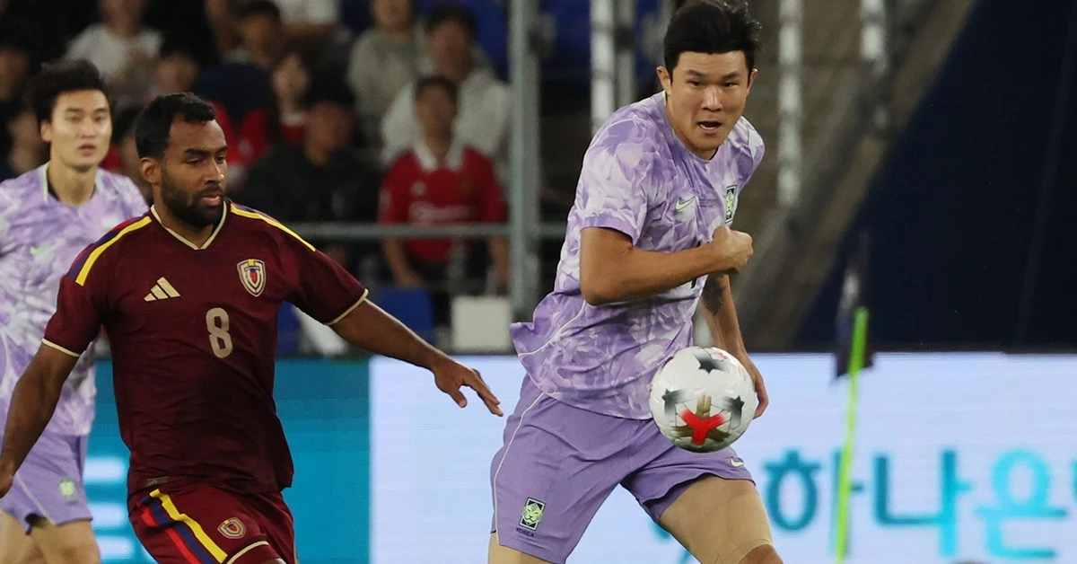 2일 울산 문수축구경기장에서 열린 대한민국과 베네수엘라의 축구 국가대표팀 평가전. 한국 김민재가 수비 진영에서 공을 몰아 나오고 있다. / 연합뉴스