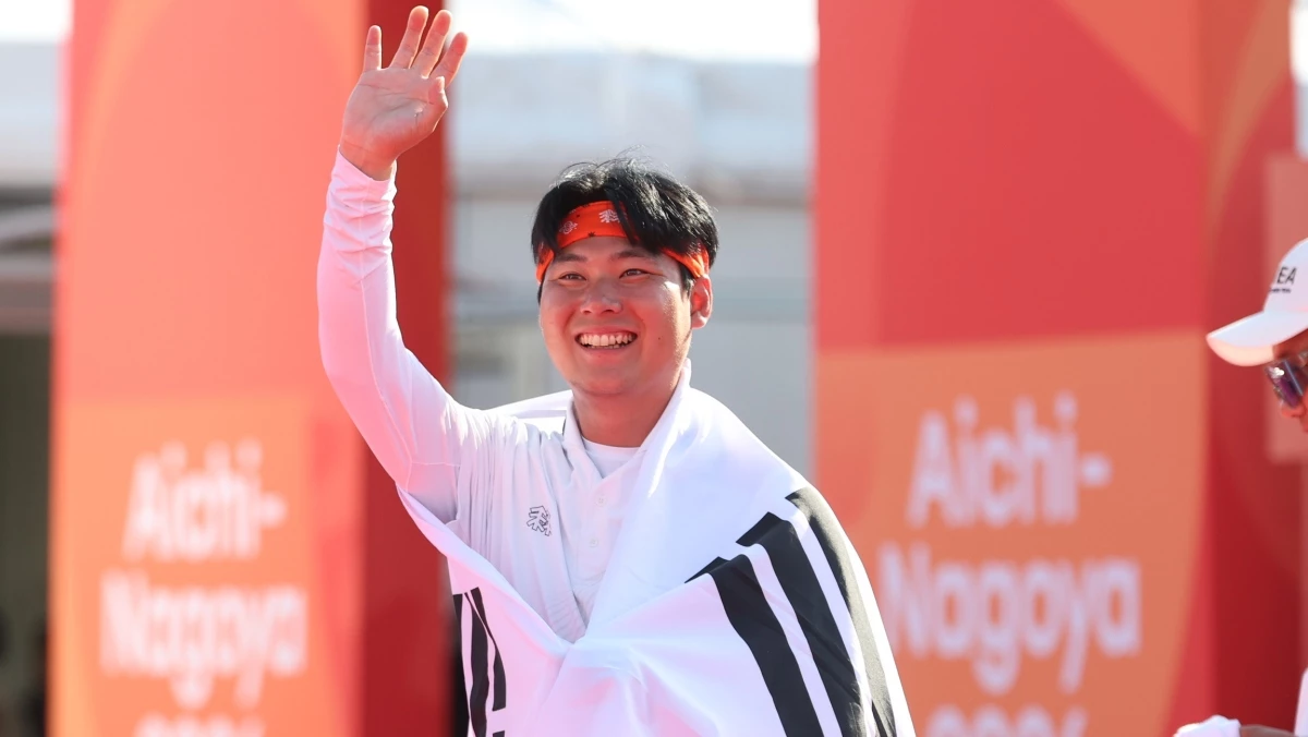 한국 양궁 대표 이우석이 3일 일본 오카자키 중앙종합공원 다목적광장에서 열린 2026 아이치·나고야 아시안게임 양궁 리커브 남자 개인전 결승에서 일본 나카니시 준야를 꺾고 금메달을 확정지은 후 관중들을 향해 손인사를 하고 있다. / 뉴스1