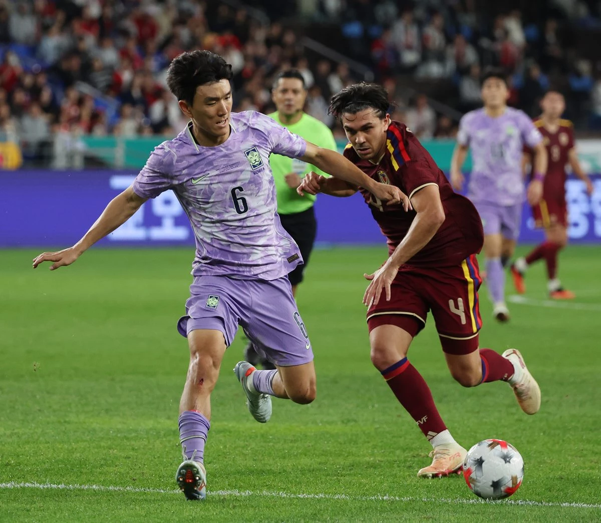2일 울산 문수축구경기장에서 열린 대한민국과 베네수엘라의 축구 국가대표팀 평가전. 한국 황인범이 베네수엘라 진영에서 공격을 전개하고 있다. / 연합뉴스