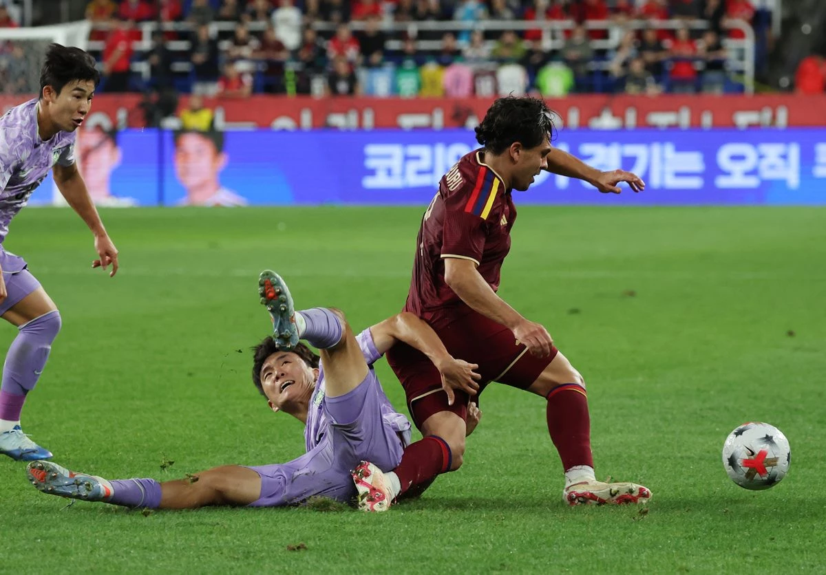 2일 울산 문수축구경기장에서 열린 대한민국과 베네수엘라의 축구 국가대표팀 평가전. 한국 황인범이 베네수엘라 혼 아람부루와 볼 경합을 벌이다 넘어지고 있다. / 연합뉴스