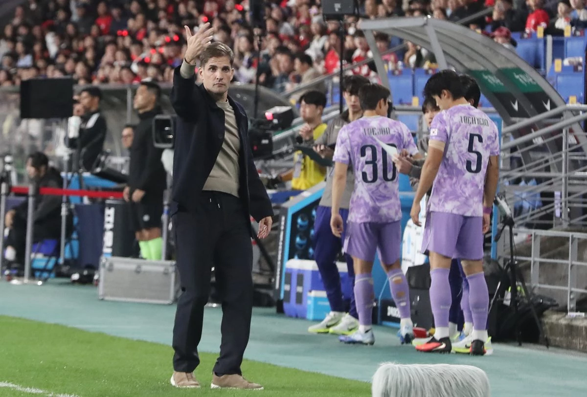 2일 울산 남구 문수월드컵경기장에서 열린 축구 국가대표팀 평가전 대한민국과 베네수엘라의 경기, 대한민국 로베르토 모레노 감독이 교체를 지시하고 있다. / 뉴스1