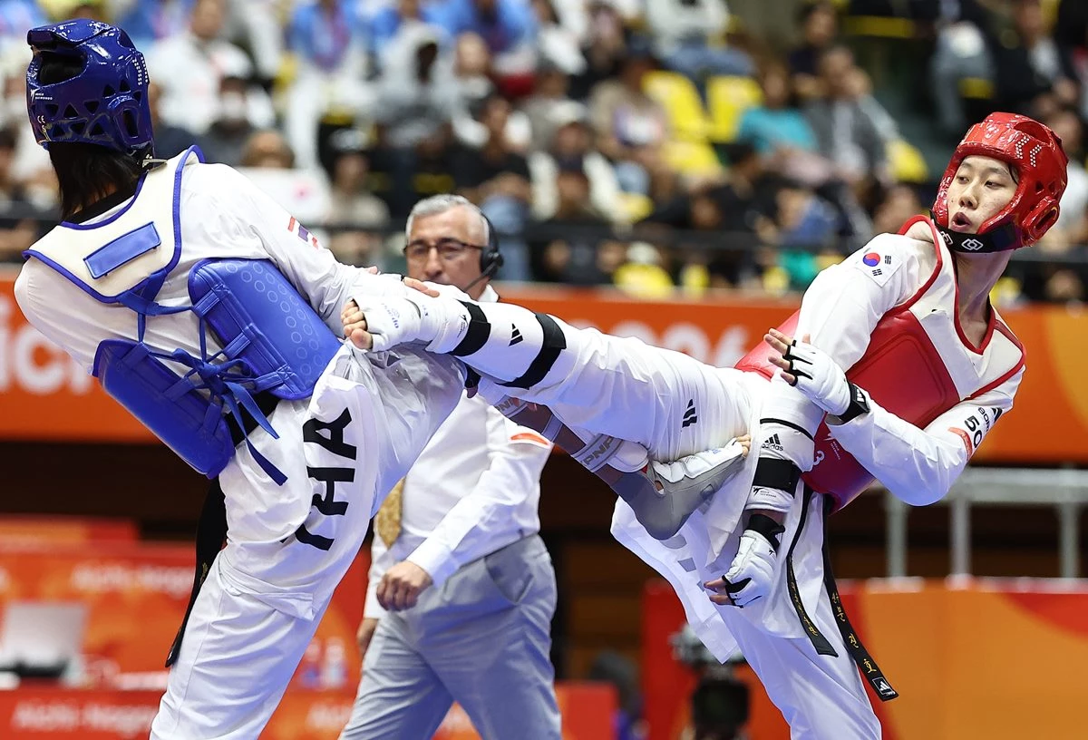 3일 일본 아이치현 도요하시 종합체육관에서 열린 2026 아이치·나고야 아시안게임 태권도 겨루기 남자 68㎏급 한국 문진호와 태국 반룽 툽팀당 준결승. 한국 문진호가 경기를 펼치고 있다. / 연합뉴스