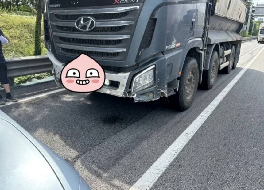 사연에 따르면 페라리 차주는 사고에 관해 괜찮다며 사연자를 다독인 것으로 전해졌다. 차주의 배려심이 쉽게 잊히지 않은 A씨는 '그날 이후 계속 감사한 마음이 남아 있다'며 추석을 맞아 차주에게 작은 선물을 보낼지 고민 중이라고 털어놨다. / 당근 카페 캡쳐