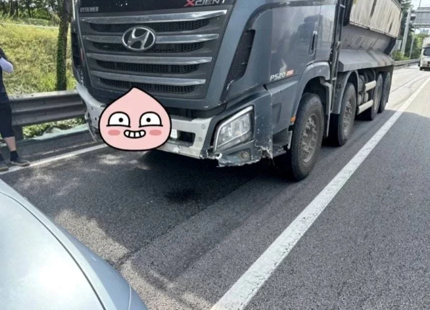 사연에 따르면 페라리 차주는 사고에 관해 괜찮다며 사연자를 다독인 것으로 전해졌다. 차주의 배려심이 쉽게 잊히지 않은 A씨는 '그날 이후 계속 감사한 마음이 남아 있다'며 추석을 맞아 차주에게 작은 선물을 보낼지 고민 중이라고 털어놨다. / 당근 카페 캡쳐