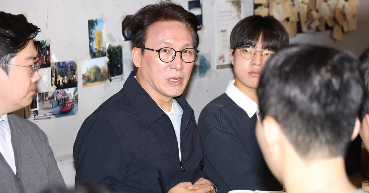 더불어민주당 김민석 대표가 3일 부산 부산진구 전포동의 한 카페에서 열린 청년 간담회에서 발언하고 있다. / 연합뉴스